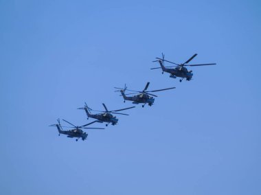 Rusya, St. Petersburg - 24 Haziran 2020: Rus Hava Kuvvetleri 'nden Mi-28 Rus askeri helikopteri 2. Dünya Savaşı' nda Zafer Geçidi 'nde havalandı..