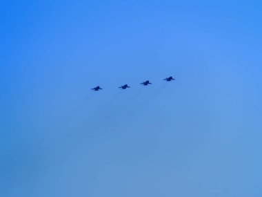 Rusya, St. Petersburg - 24 Haziran 2020: Rus Mig-31 uçağı, 2. Dünya Savaşı 'ndaki Zafer Günü' ne adanmış geçit töreninde bir gösteri uçuşu gerçekleştirdi