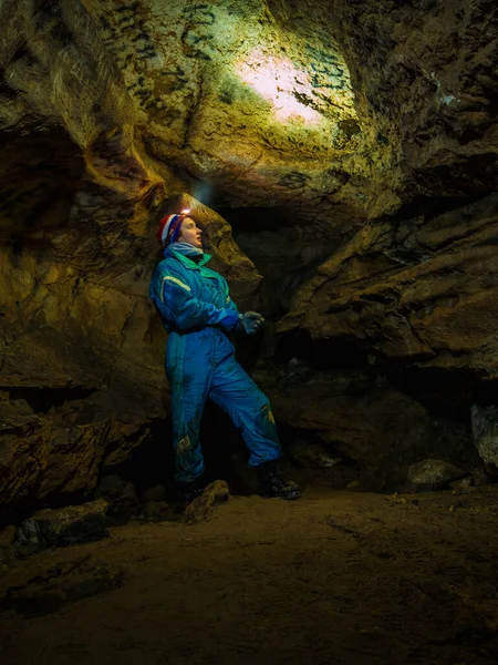Молодая Девушка Пещерный Исследователь Пещере — стоковое фото