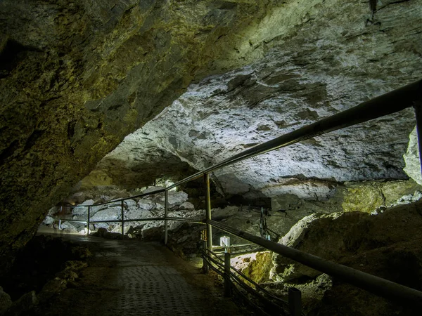 Kungur, Rusya - 9 Aralık 2020. Kungur Buz Mağarası. En büyük karst mağaralarından biri..