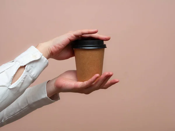 Las Manos Mujer Sostienen Taza Papel Sobre Fondo Rosa Copiar —  Fotos de Stock