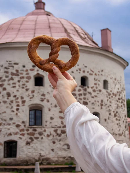 Vyborg simit eski yuvarlak kulenin arka planına karşı elde (Vyborg Sembolü)