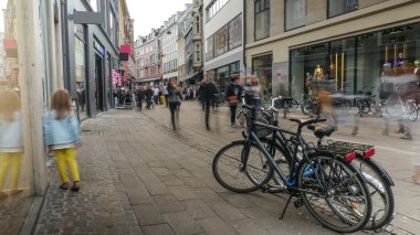 Kopenhag cadde boyunca çocuk yürüyor