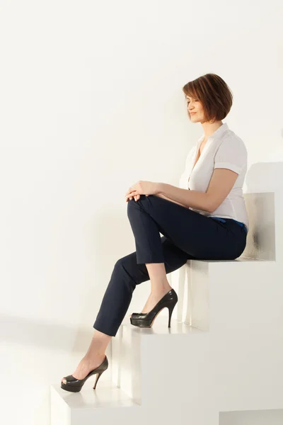 Donna d'affari rilassata seduta sulle scale con gli occhi chiusi — Foto Stock