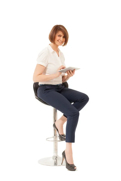 Elegante mujer sonriente sosteniendo la tableta — Foto de Stock