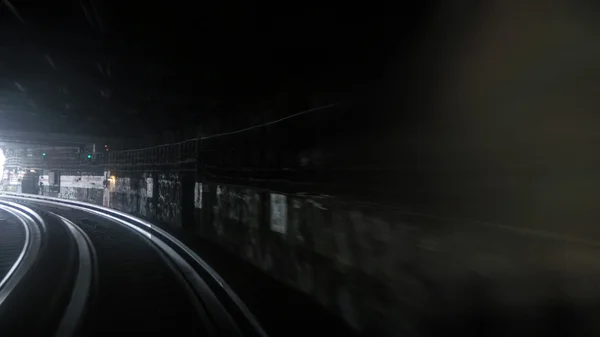 Γρήγορο τρένο του μετρό κάτω από μπλε και κίτρινο φως — Φωτογραφία Αρχείου