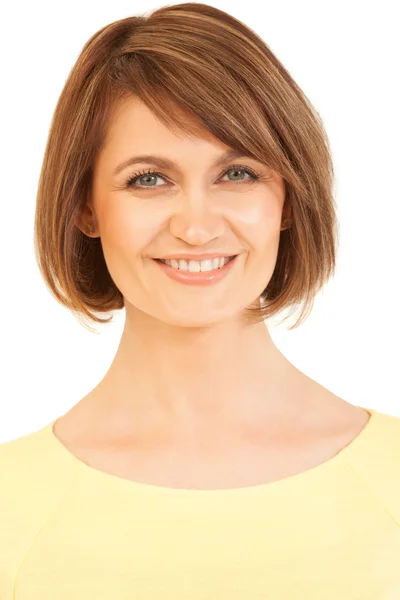 Headshot de belle femme en jaune souriant à la caméra — Photo