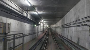 Metro rayları tünelde
