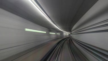 Metro rayları tünelde