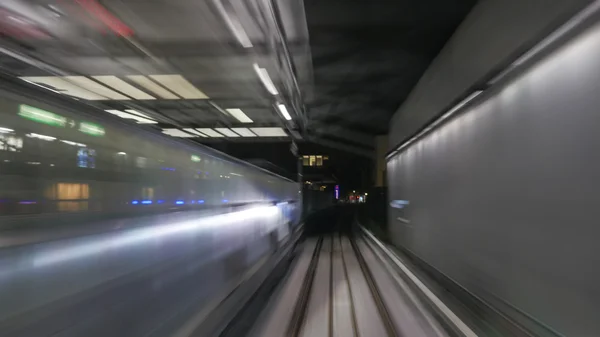 Movimento dos comboios no túnel metropolitano — Fotografia de Stock