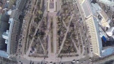 Merkezi Şehir Meydanı anıt ile üzerinde uçan