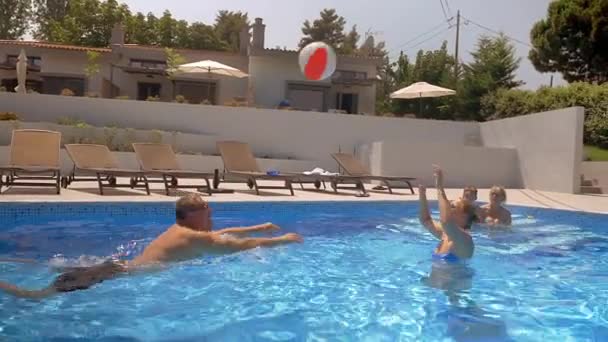 Jugando voleibol en la piscina — Vídeos de Stock