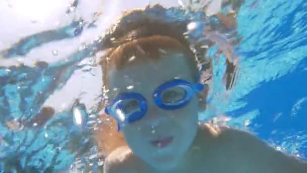 Tempo libero in acqua attivo di un bambino in vacanza estiva — Video Stock