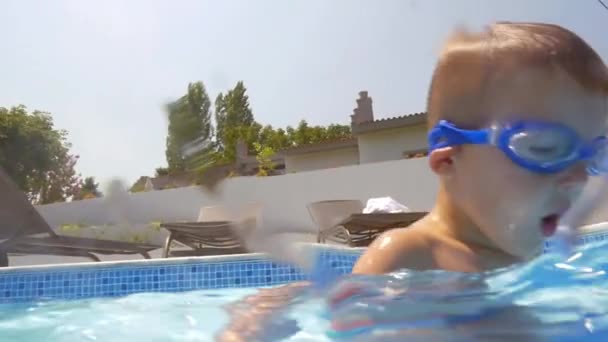 Unterwasserschwimmen eines Kindes in Schutzbrille — Stockvideo