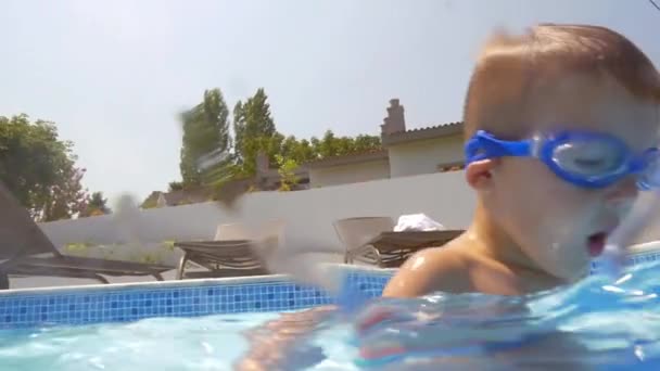 Natación submarina de un niño con gafas — Vídeo de stock