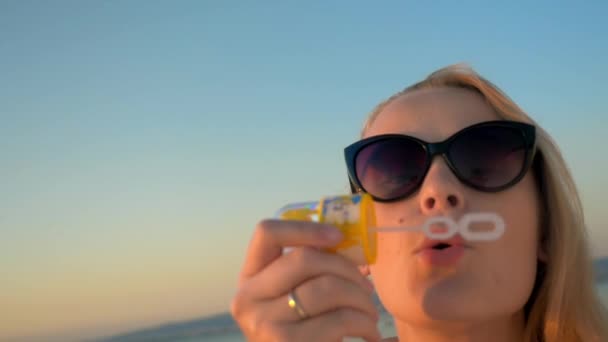Divertirse en vacaciones con burbujas que soplan — Vídeo de stock