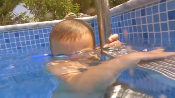 Gyermekek búvárkodás a medencében a forró nyári napon — Stock videók