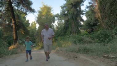 Dede ve torunu ormanda koşu