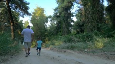 Torunu ve büyükbabam ormanda çalışan