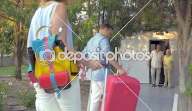 Büyükanne ve büyükbaba için gelen çocuk ile genç aile