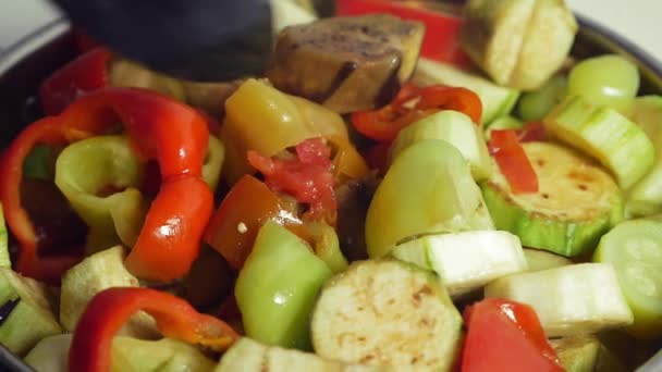 Koken smakelijke vegetarische schotel — Stockvideo