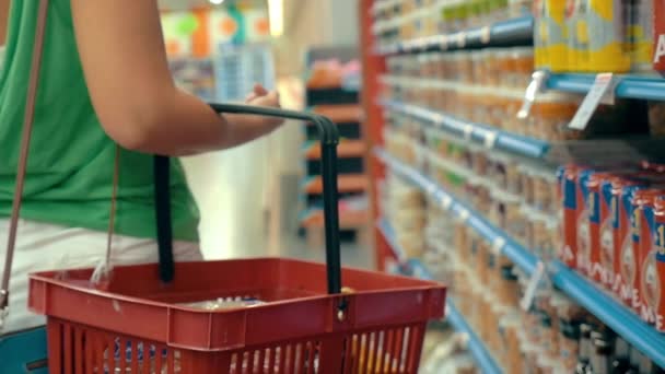 Mujer de compras en la tienda de comestibles — Vídeos de Stock