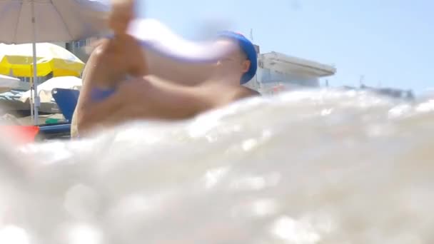 Figlio e madre che salutano le mani al mare — Video Stock