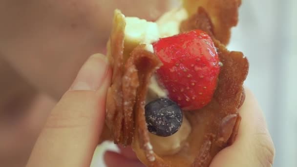 Chica disfrutando de postre con crema y bayas frescas — Vídeos de Stock