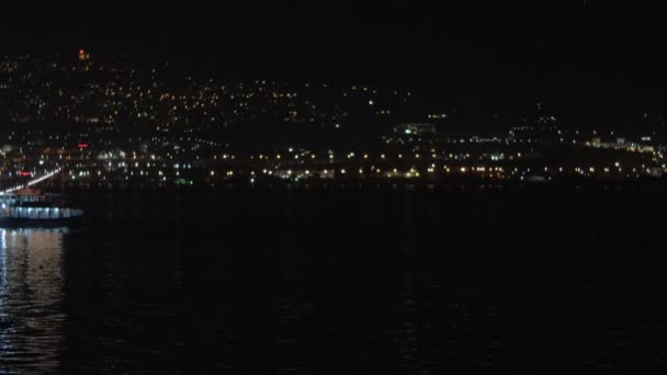 Cityscape τη νύχτα με πλοίο στο νερό — Αρχείο Βίντεο