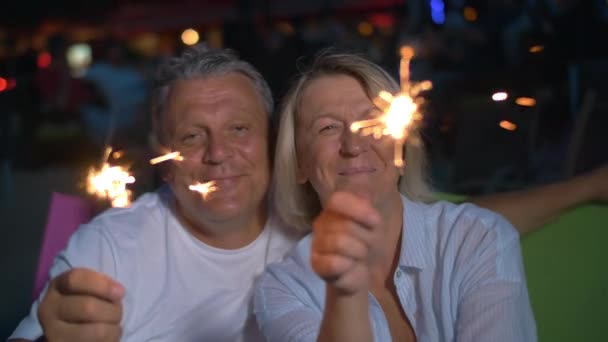 快乐的高级男人和女人与电光花 — 图库视频影像