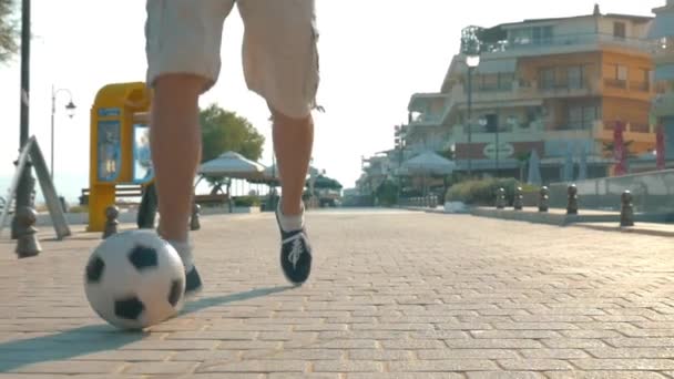 Ранкове тренування з м'ячем на відкритому повітрі — стокове відео