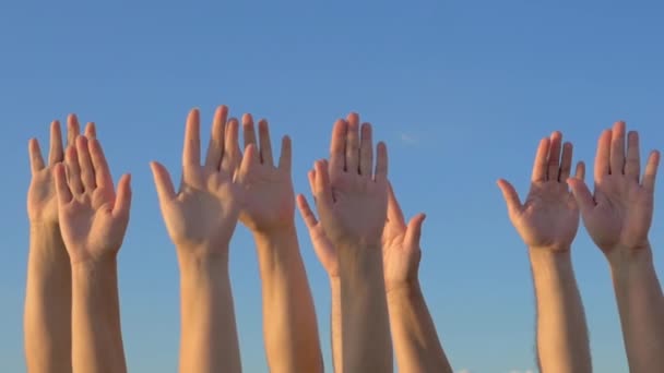 Upp med händerna på blå himmel bakgrund — Stockvideo