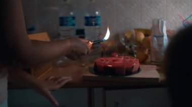Maytap şenlikli kek üzerine ateş kadın