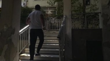 Otel girişinde yukarı koşan adam