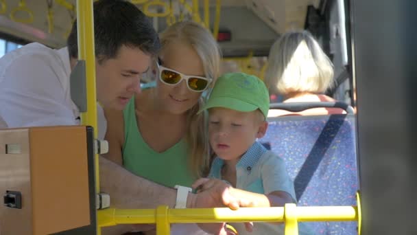 Syn i matka za pomocą pokładzie ojców smartwatch w autobusie — Wideo stockowe
