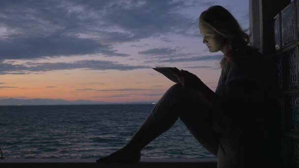 Menina com almofada no terraço ao ar livre à noite — Vídeo de Stock