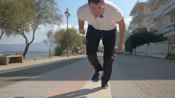Ember vesz egy-egy sorozaton, crouch kezdetektől — Stock videók