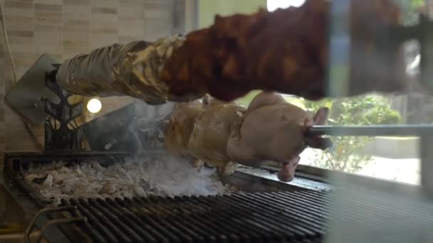 La carne asada en el pincho en el café — Vídeos de Stock