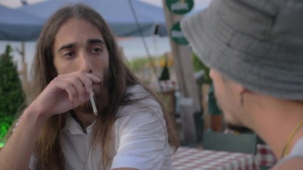 Dos amigos hablando en la cafetería al aire libre — Vídeos de Stock