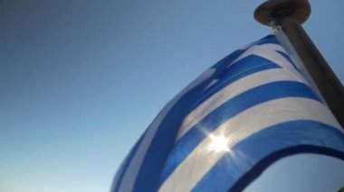 Gökyüzü arka plan üzerinde rüzgarda sallayarak Yunan bayrağı
