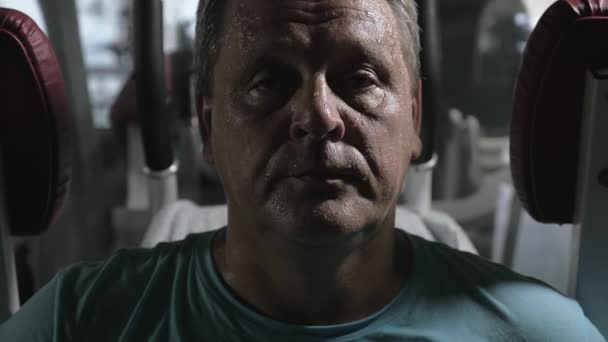 Уставший потный мужчина после интенсивной тренировки — стоковое видео