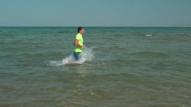 El hombre habiendo corrido el entrenamiento en el agua — Vídeo de stock