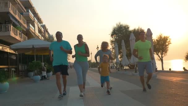 Glückliche Familie beendet Abendlauf auf Resort — Stockvideo