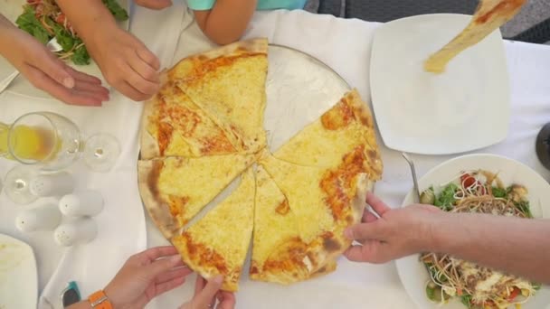 Família levando deliciosa pizza de queijo — Vídeo de Stock
