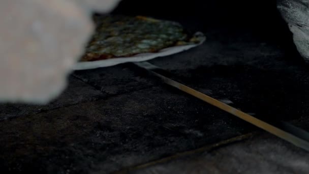 Leckere Käsepizza ist fertig — Stockvideo