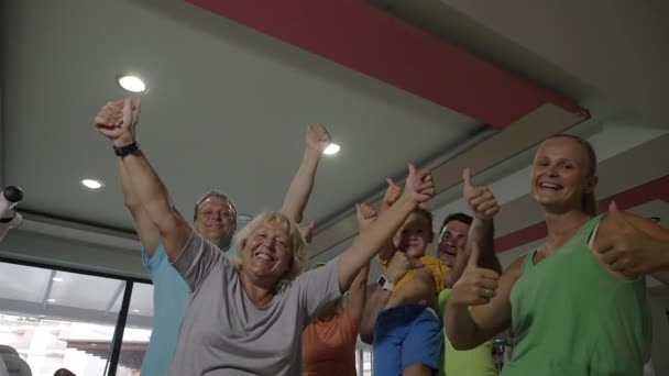 Захоплена спортивна сім'я з великими пальцями в тренажерному залі — стокове відео