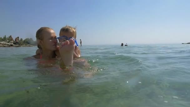 Κολύμβησης με μαμά είναι τόσο αστείο — Αρχείο Βίντεο