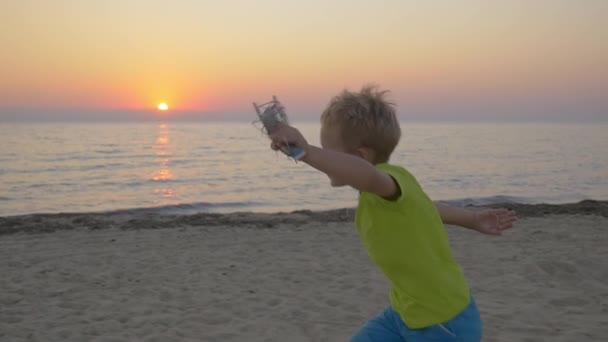 Bambino che corre tra gli abbracci dei genitori — Video Stock