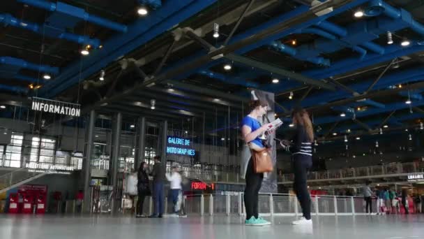 Timelapse odwiedzających w hali Centrum Pompidou — Wideo stockowe