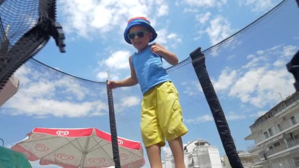 Anak kecil bersenang-senang di luar ruangan gelandangan — Stok Video